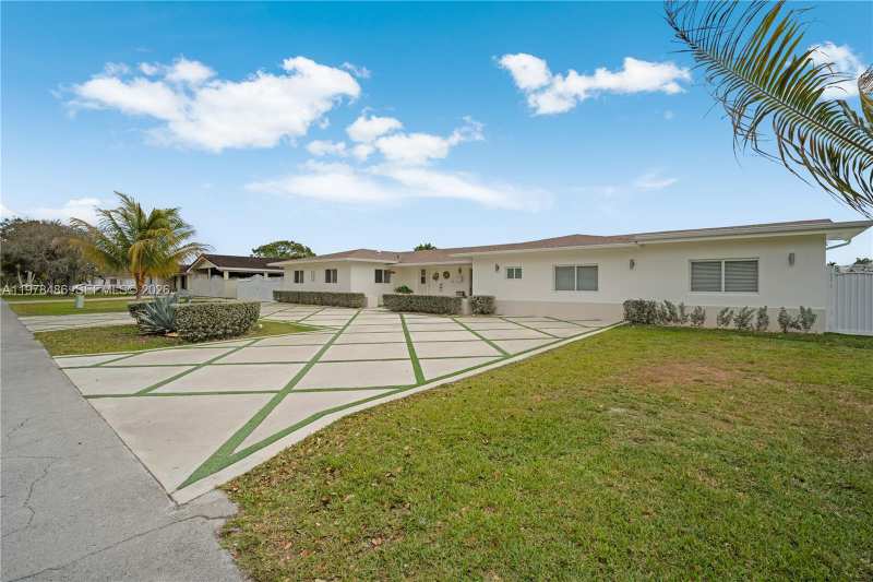 11012 SW 117th St, Miami FL 33176