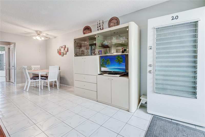 800 SW 10th Ter # 20T, Hallandale Beach FL 33009