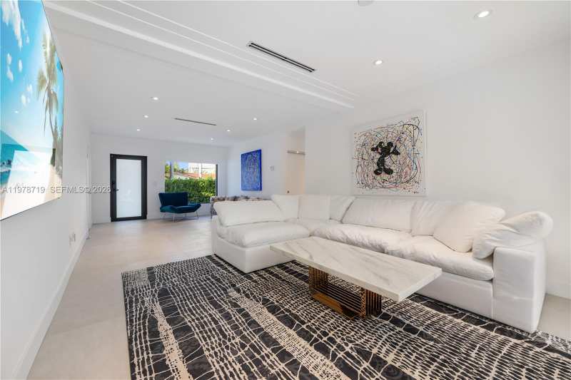 900 W 47th Ct, Miami Beach FL 33140