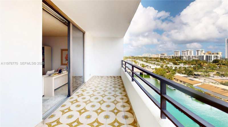 2500 PARKVIEW DR # 902, Hallandale Beach FL 33009