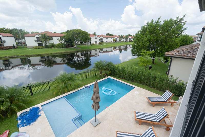 11826 SW 13th Ct, Pembroke Pines FL 33025