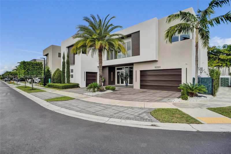 10223 NW 75th Ter, Doral FL 33178