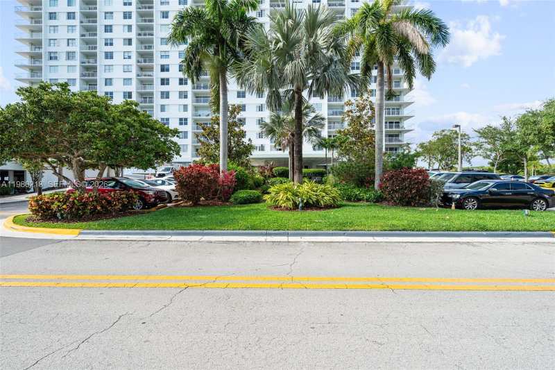 500 Bayview Dr # 325, Sunny Isles Beach FL 33160