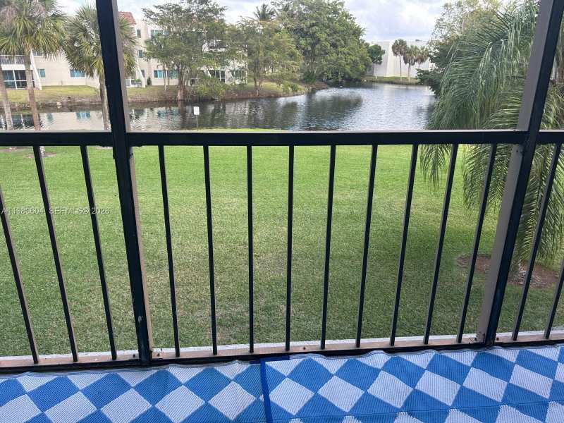 230 Lakeview Dr # 209, Weston FL 33326