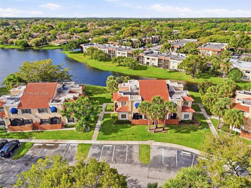 567 Racquet Club Rd # 18, Weston FL 33326