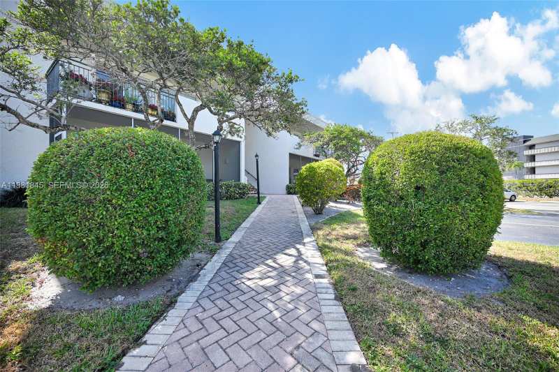 900 Crystal Lake Dr # 2B, Deerfield Beach FL 33064
