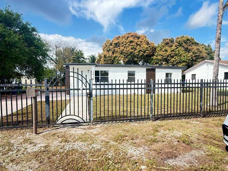 3515 NW 213th St, Miami Gardens FL 33056