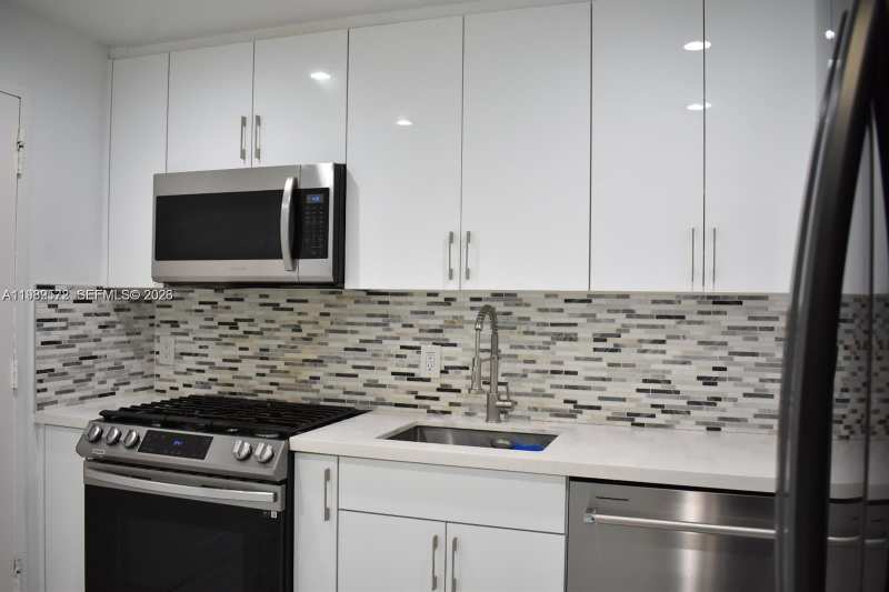 8024 Tatum Waterway Dr # 5A, Miami Beach FL 33141