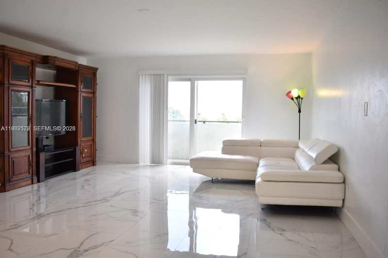8024 Tatum Waterway Dr # 5A, Miami Beach FL 33141
