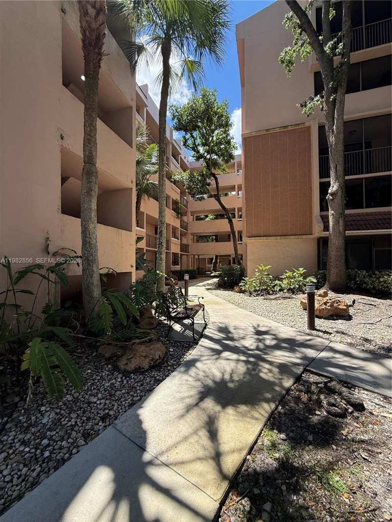 6800 Cypress Rd # 305, Plantation FL 33317