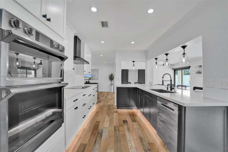 915 NW 7th St, Dania Beach FL 33004