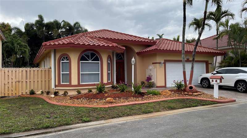 11581 SW 10th Ct, Pembroke Pines FL 33025