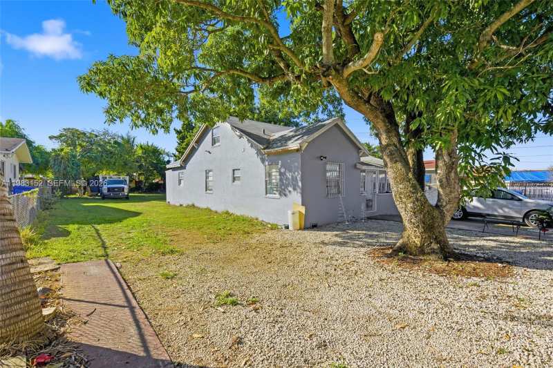 2142 NW 33rd St, Miami FL 33142