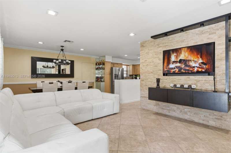 2485 NE 214th St, Miami FL 33180