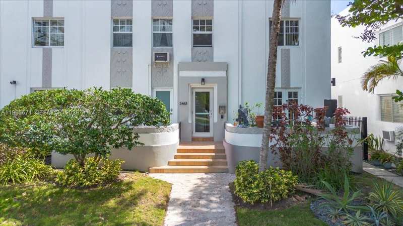 2463 Pine Tree Dr PH, Miami Beach FL 33140