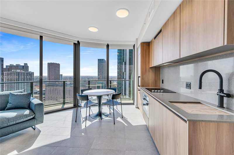121 NE 5th St # 3005, Miami FL 33130
