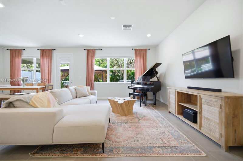 1628 Myrtle Oak Ter, Hollywood FL 33021