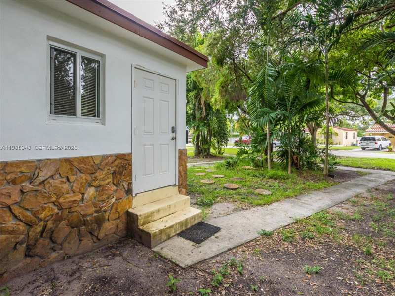 6300 NW 41st St, Virginia Gardens FL 33166