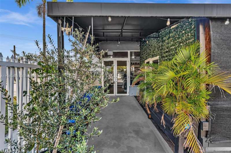 992 NE 167th St, North Miami Beach FL 33162