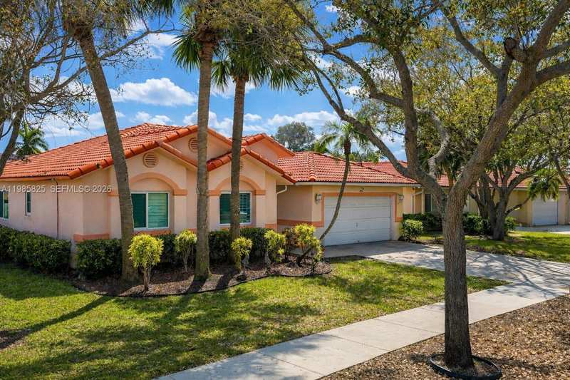 16898 Crestview Ln, Weston FL 33326