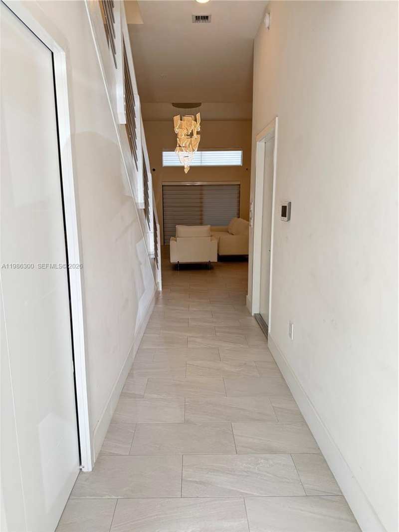 4393 NW 9th St, Plantation FL 33317