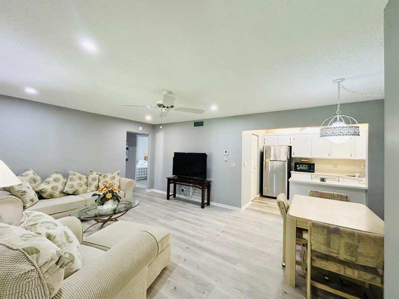 408 Pine Glen Lane # 2, FL 33463
