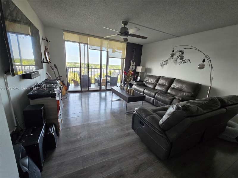 900 NE 195th St # 709, Miami FL 33179