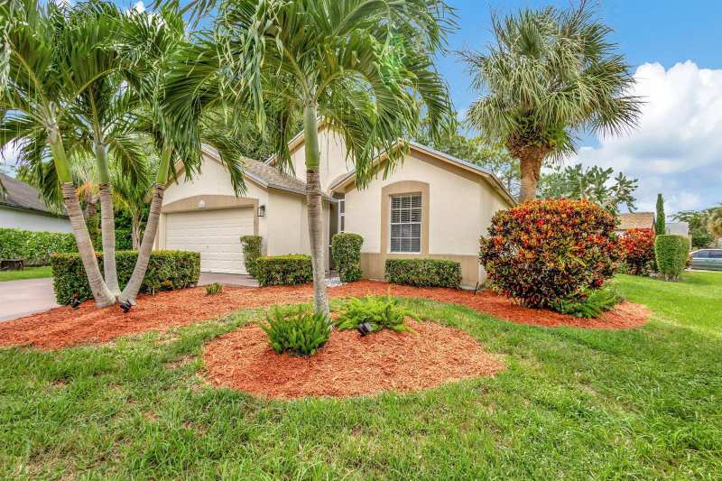 328 Hammocks Trail, FL 33413