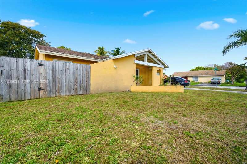 841 SW 55th Ave, Margate FL 33068