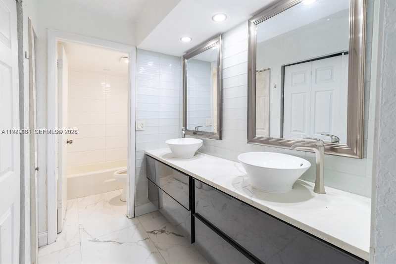 3740 Inverrary Dr # 1T, Lauderhill FL 33319