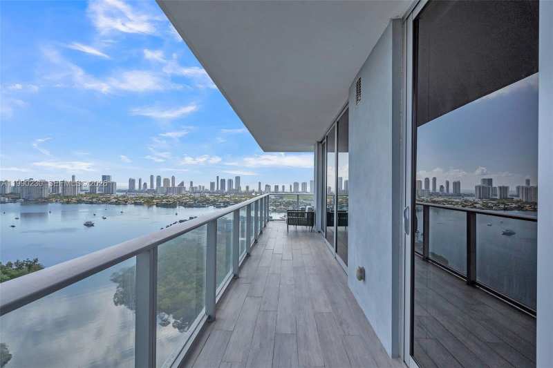 16385 Biscayne Blvd # 2707, North Miami Beach FL 33160