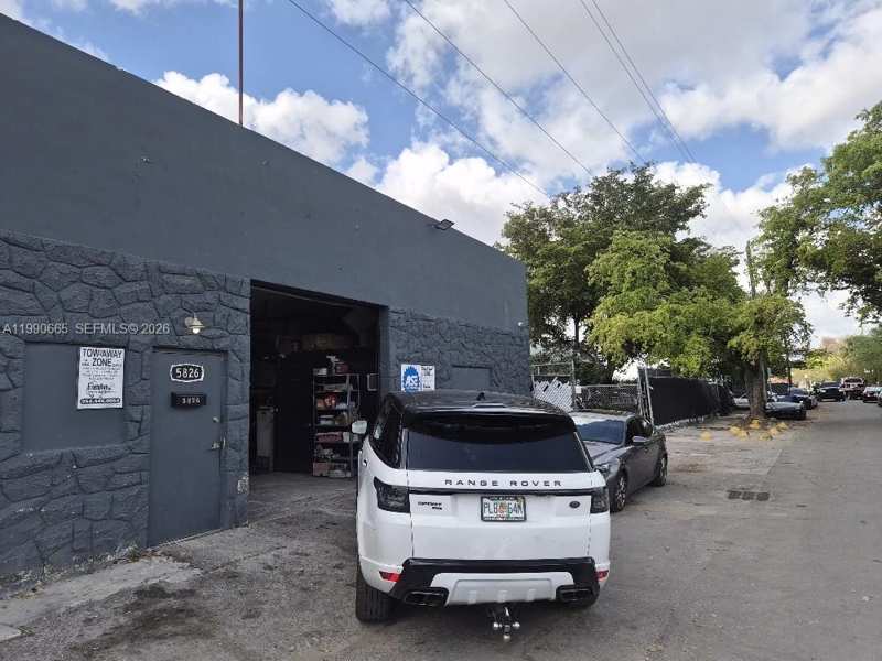 5824 Dewey St, Hollywood FL 33023