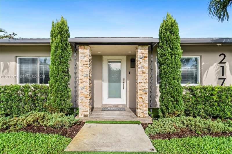 217 E Acre Dr, Plantation FL 33317