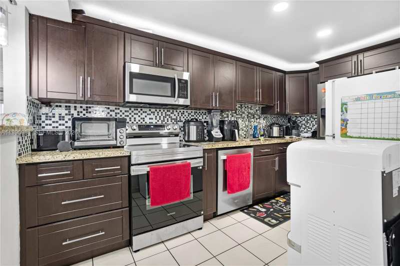 9403 SW 76th St # Y17, Miami FL 33173