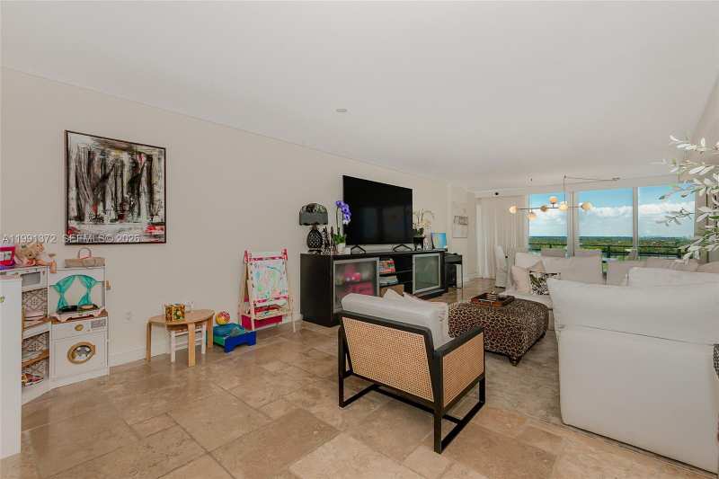 600 Grapetree Dr, Key Biscayne FL 33149
