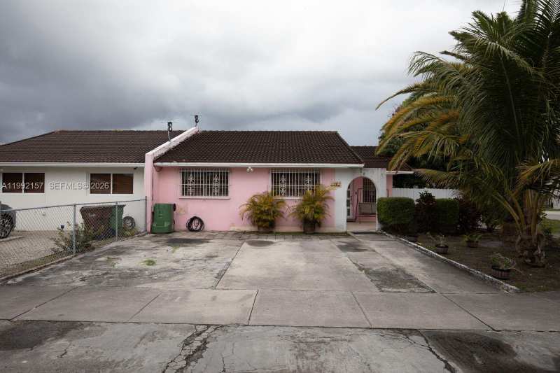 1261 W 43rd Pl, Hialeah FL 33012