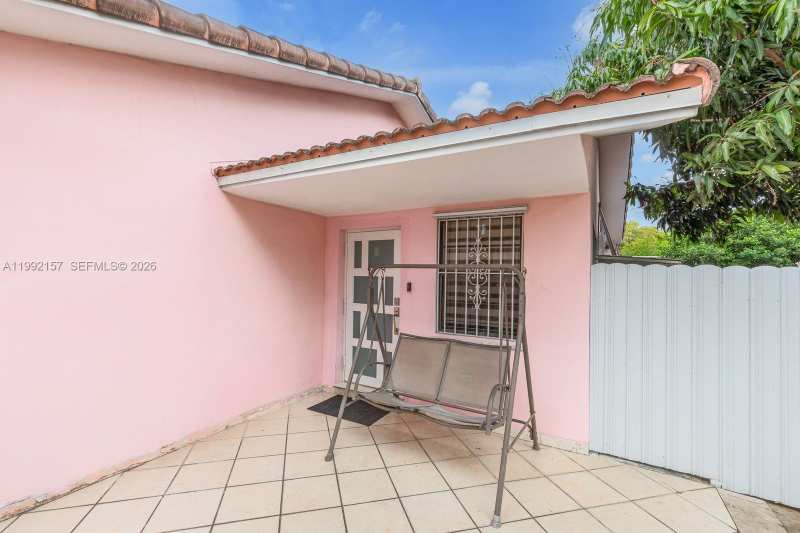 1261 W 43rd Pl, Hialeah FL 33012