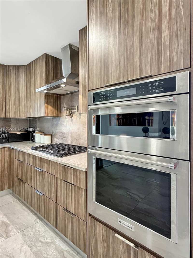 233 W 39th Pl, Hialeah FL 33012