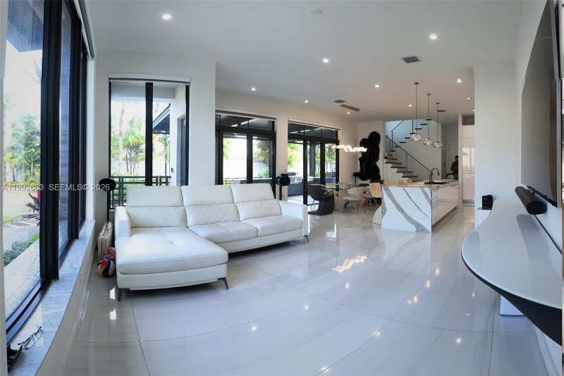 8002 NW 43rd St, Doral FL 33166
