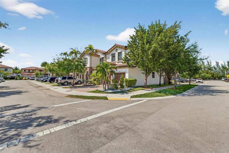 9807 NW 88th Ter, Doral FL 33178