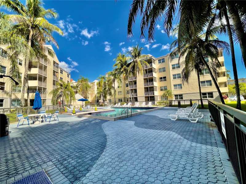 8255 Lake Dr # 102, Doral FL 33166