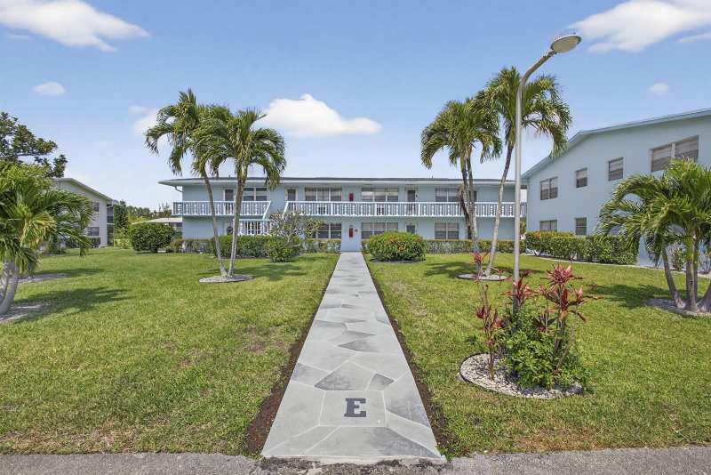 106 Camden E, West Palm Beach FL 33417