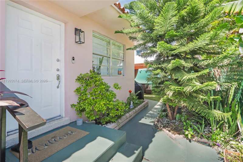 3675 NW 5th St, Miami FL 33125