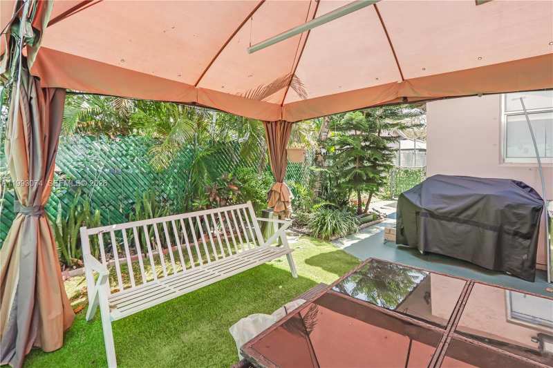 3675 NW 5th St, Miami FL 33125
