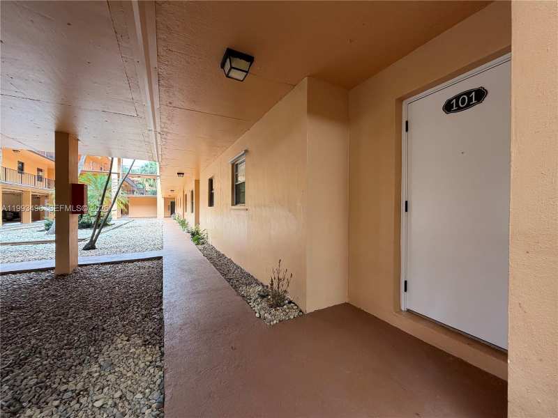 400 Commodore Dr # 101, Plantation FL 33325