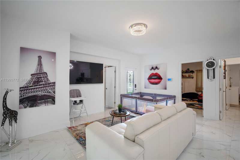 925 NE 4th St, Hallandale Beach FL 33009