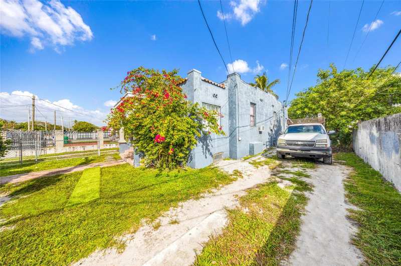 2223 NW 3rd St, Miami FL 33125
