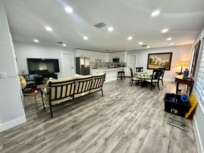 628 SW 6th Ave, Hallandale Beach FL 33009