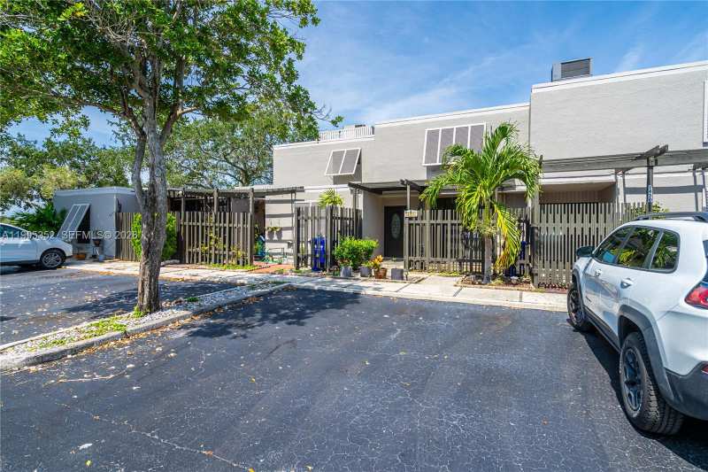 1424 NW 113th Way, Pembroke Pines FL 33026