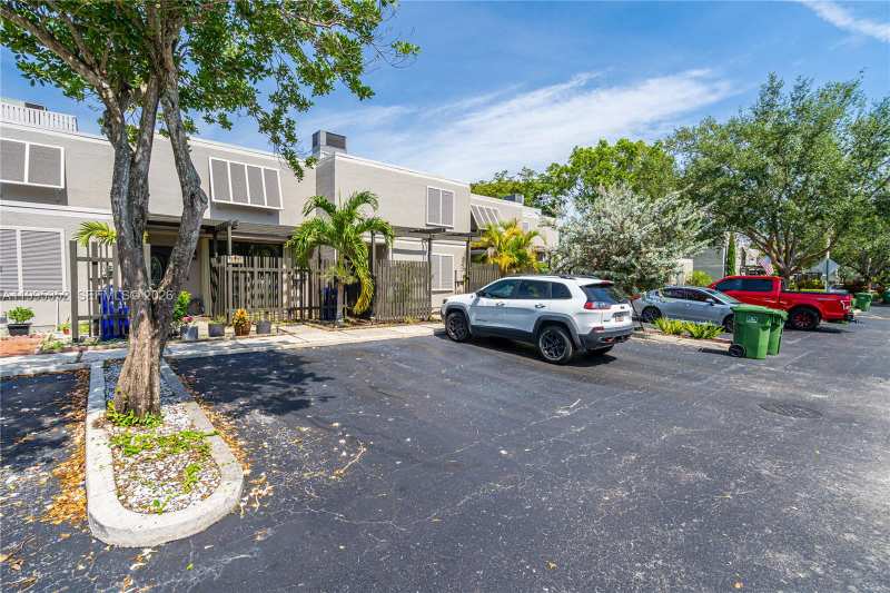 1424 NW 113th Way, Pembroke Pines FL 33026